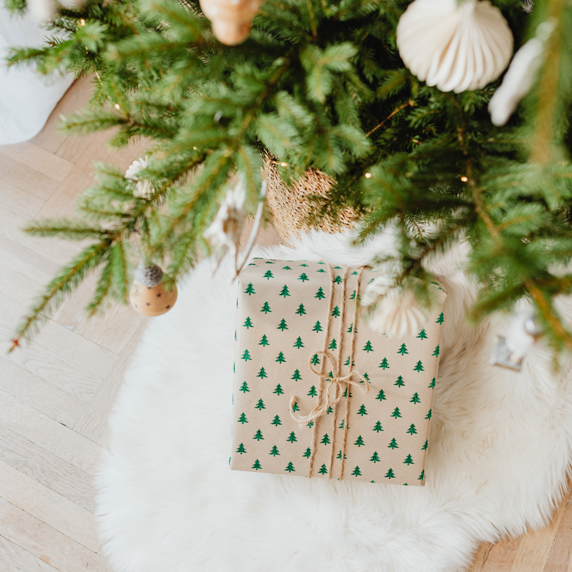 https://inspiretoglow.com/wp-content/uploads/2020/12/15-last-minute-Christmas-gift-ideas-Header-Present-under-the-Christmas-tree.png