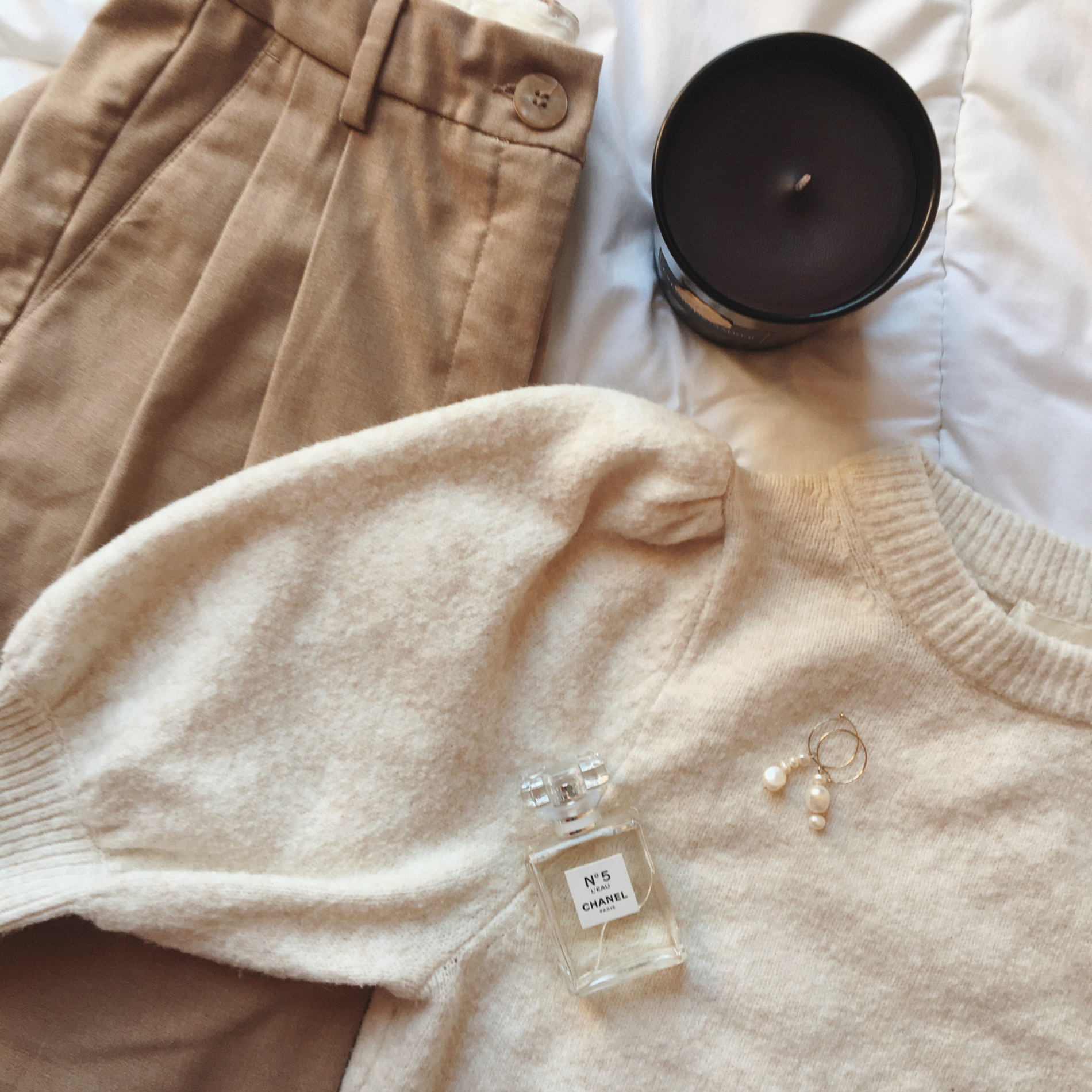 Find your personal style in 4 simple steps - fashion blog - Rituals candle - white sweater - beige pants - pearl earrings