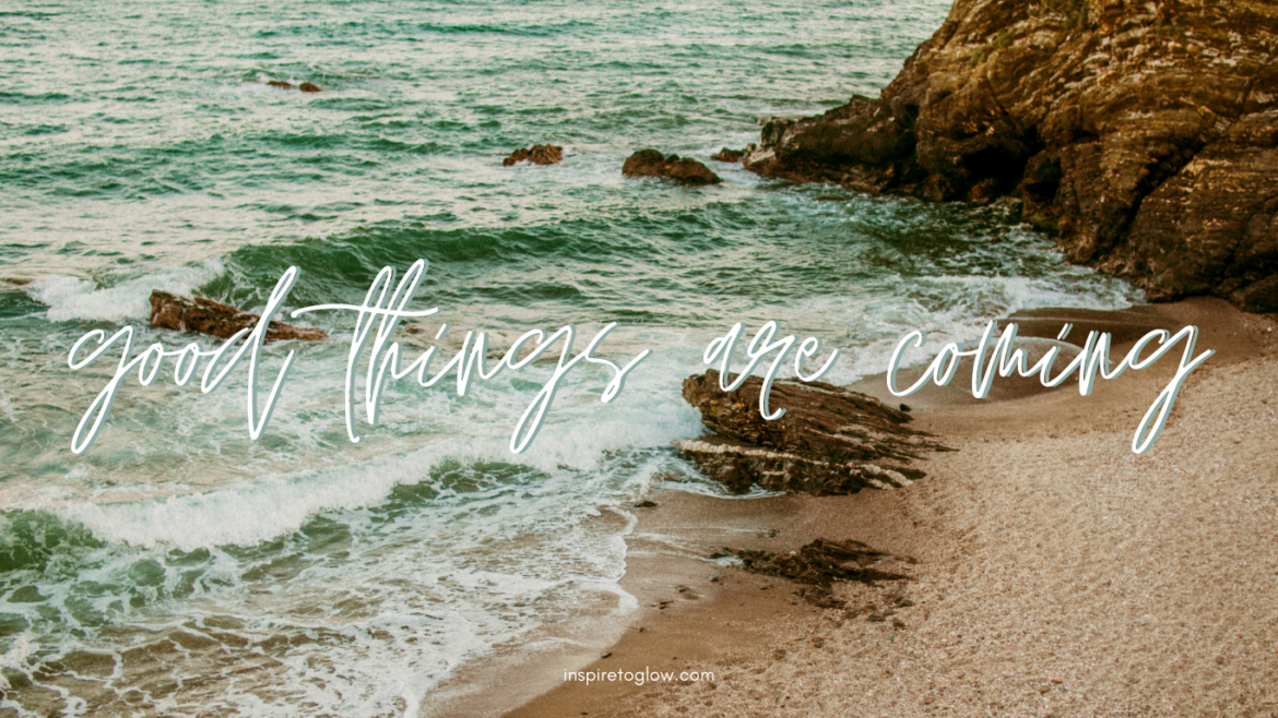 Pretty Wallpaper - Beach Sand Ocean View - Blue Grey Colors - Quote - Good things are coming