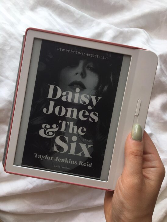 The Best Books I read in the first 6 months of 2022 - Daisy Jones & The Six by Taylor Jenkins Reid - Historical fiction Literary Book - Inspire to Glow Blog