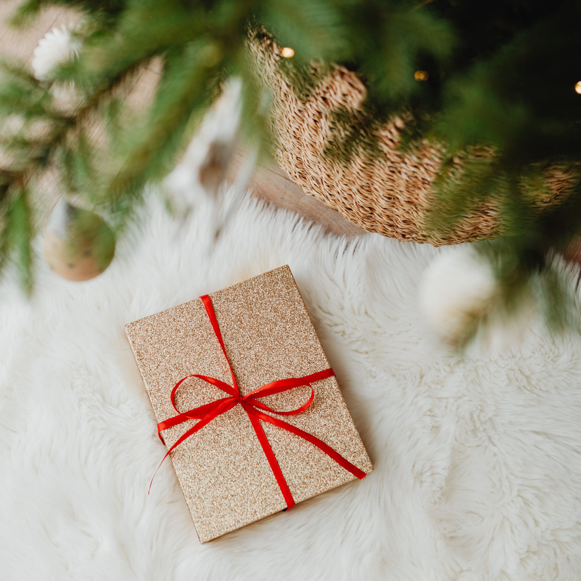 2022 Holiday Christmas Gift Guide - Gift Inspiration and Ideas for everyone on your list - Fashion Icon - Beauty Queen - Wellness Lover - Homebody - Future CEO - Inspire to Glow Blog Header